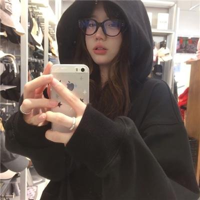出墙红杏两家春